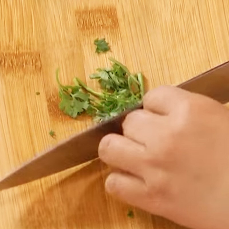 Bước 2 Sơ chế các nguyên liệu khác Bún gạo xào thịt bò