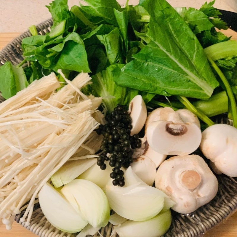 Bước 3 Sơ chế các nguyên liệu khác Lẩu gà già nấu nấm tiêu xanh