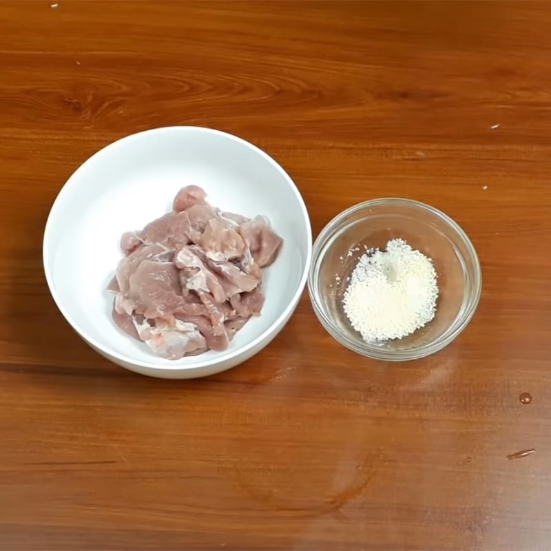 Bước 2 Sơ chế và ướp thịt Nấm rơm xào thịt heo