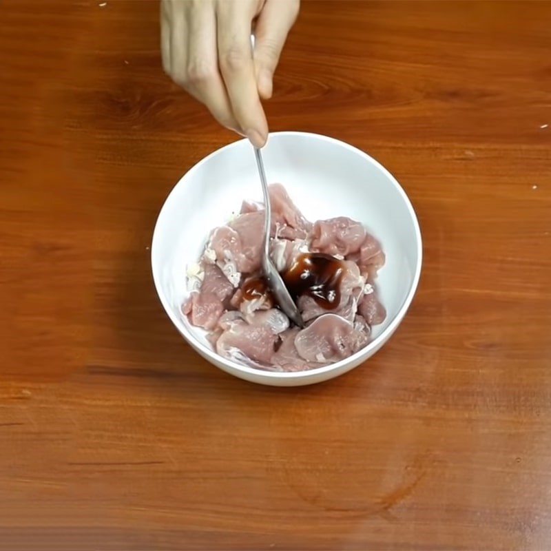 Bước 2 Sơ chế và ướp thịt Nấm rơm xào thịt heo