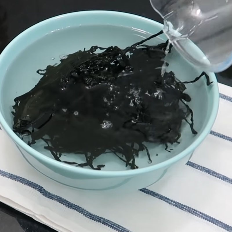 Bước 2 Sơ chế các nguyên liệu khác Canh rong biển thịt bò đậu hũ