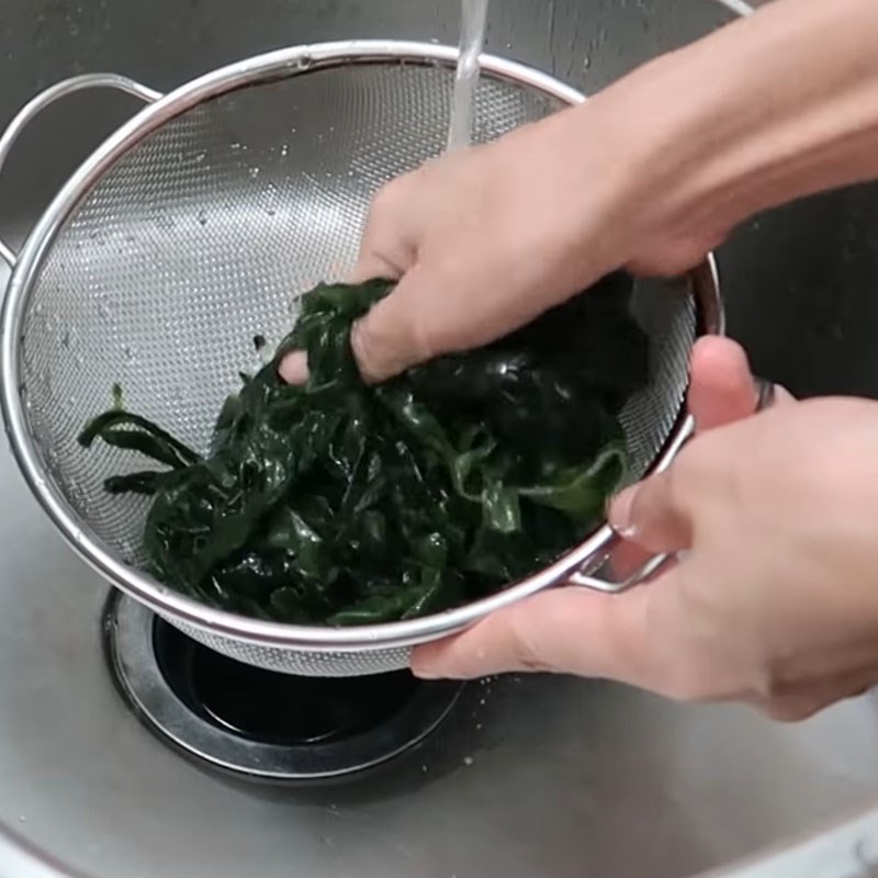 Bước 2 Sơ chế các nguyên liệu khác Canh rong biển thịt bò đậu hũ