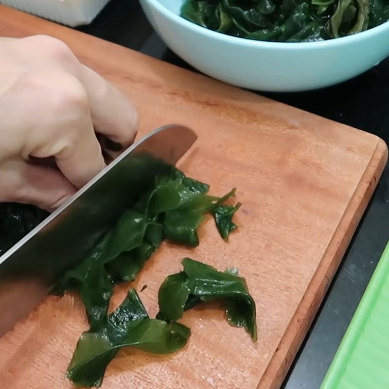 Bước 2 Sơ chế các nguyên liệu khác Canh rong biển thịt bò đậu hũ