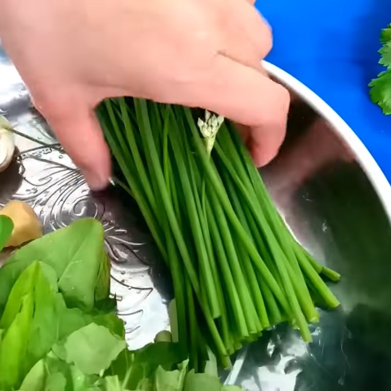 Bước 2 Sơ chế các nguyên liệu khác Củ kiệu xào thịt heo thập cẩm