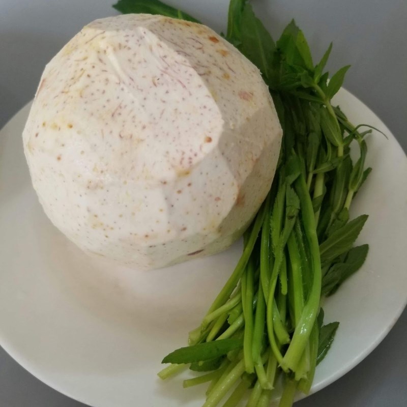 Bước 2 Sơ chế các nguyên liệu khác Canh đuôi heo hầm khoai môn