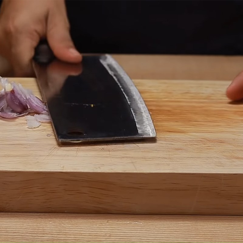 Bước 3 Sơ chế các nguyên liệu khác Cá bống kho tộ