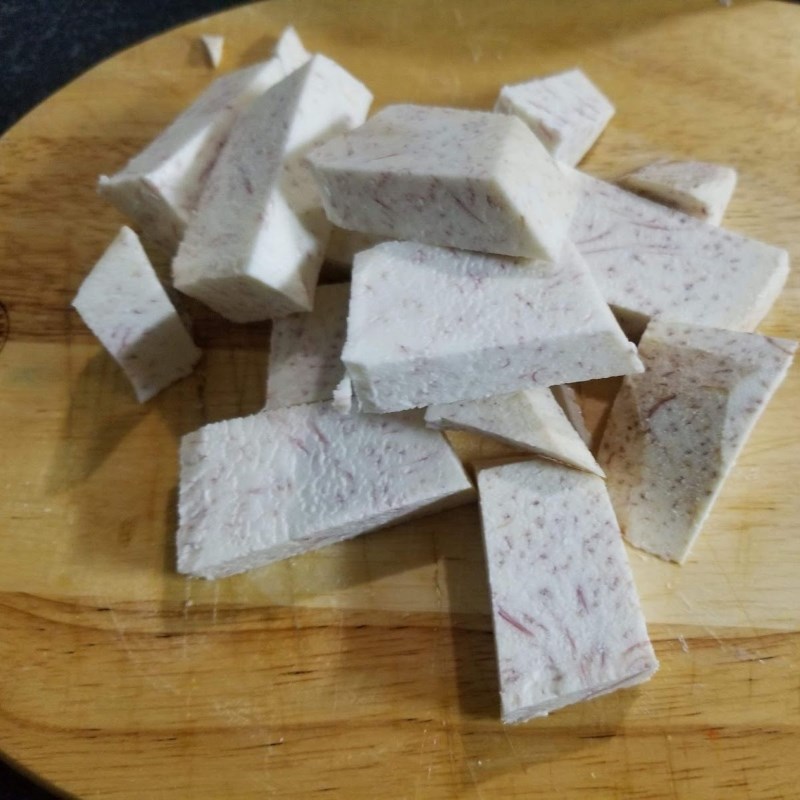 Bước 2 Sơ chế các nguyên liệu khác Canh đuôi heo hầm khoai môn