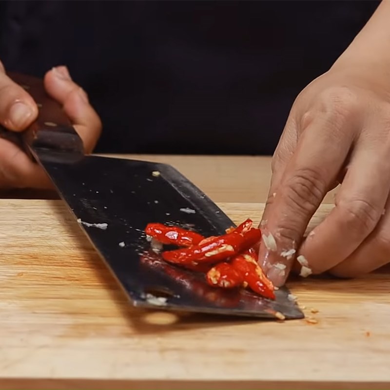 Bước 3 Sơ chế các nguyên liệu khác Cá bống kho tộ
