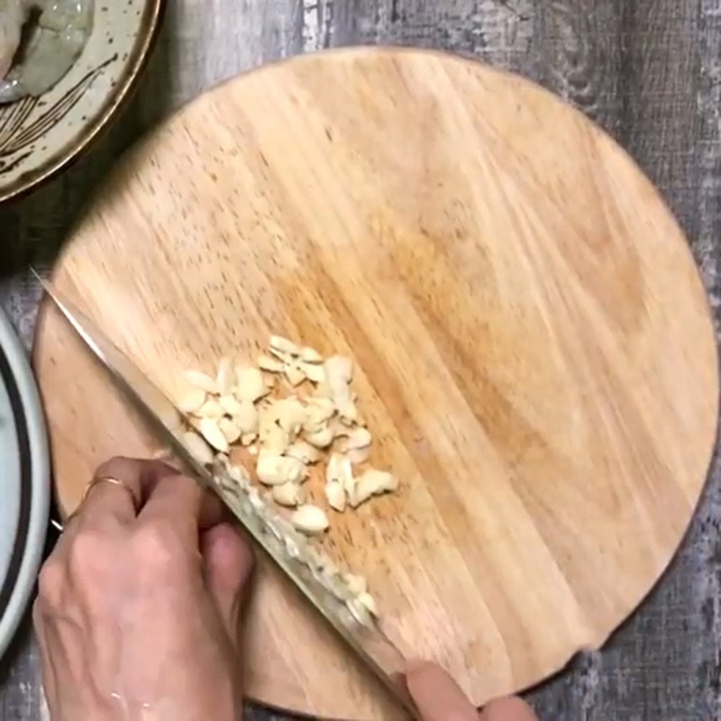 Bước 2 Sơ chế các nguyên liệu khác Tôm rim lá quế