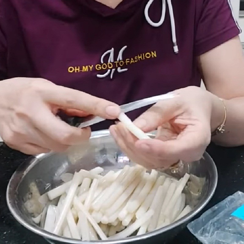 Bước 2 Sơ chế các nguyên liệu khác Gỏi chân gà ngó sen