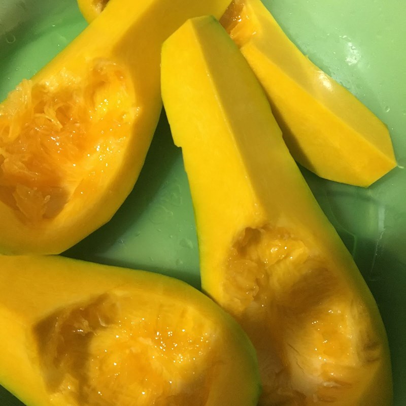 Bước 2 Sơ chế các nguyên liệu khác Canh bí đỏ hầm xương