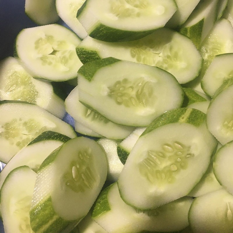 Bước 2 Sơ chế các nguyên liệu khác Mực xào dưa leo