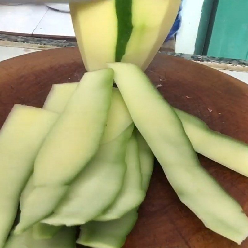 Bước 2 Sơ chế các nguyên liệu khác Sườn bò hầm đu đủ