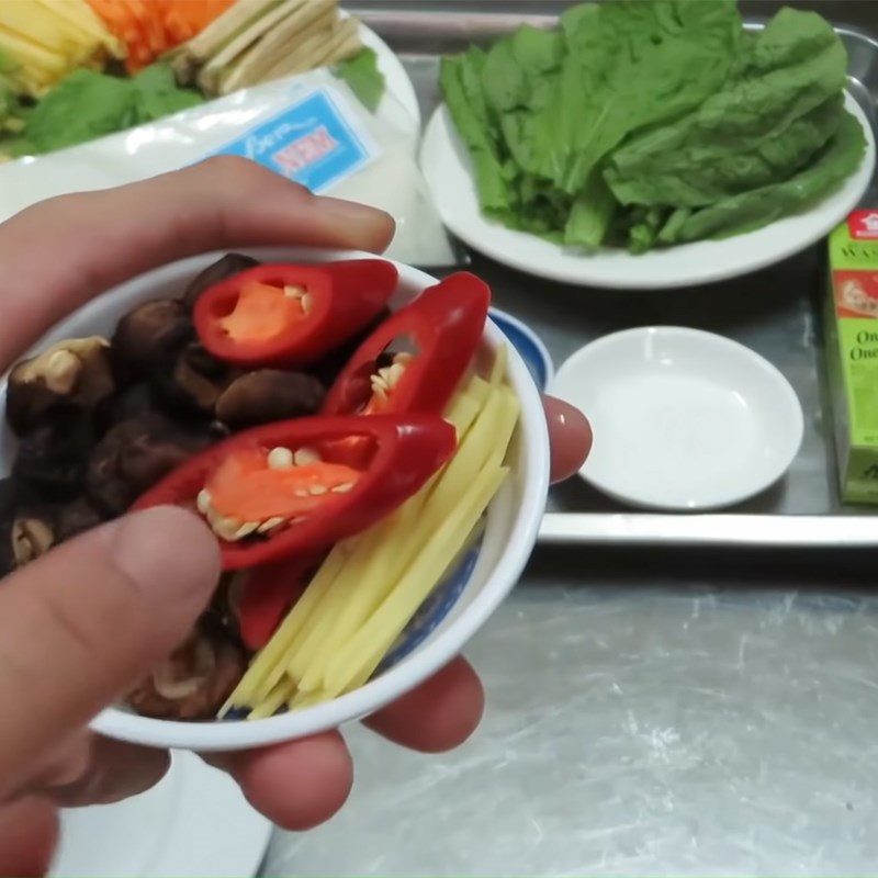 Bước 2 Sơ chế các nguyên liệu khác Bò tái cuốn cải xanh