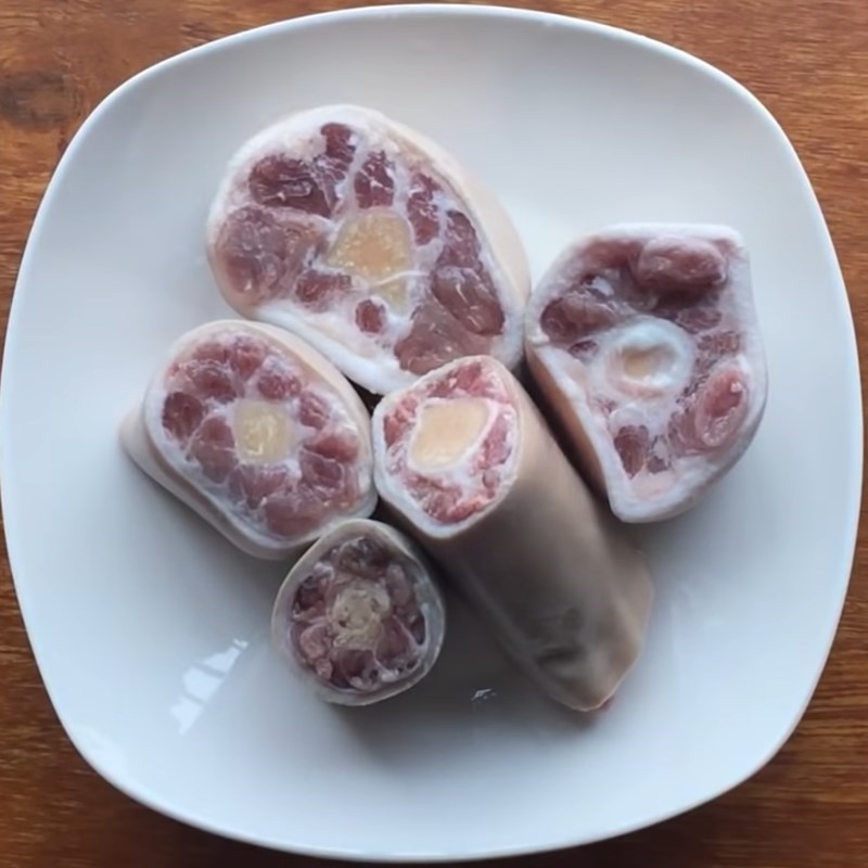 Bước 1 Sơ chế các nguyên liệu ướp Đuôi bò hầm sa tế