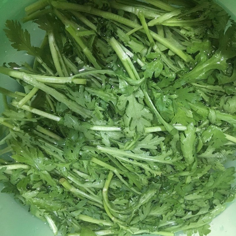 Bước 2 Sơ chế cải cúc Canh cải cúc thịt bò