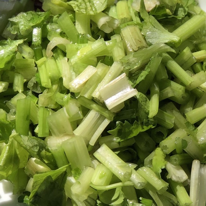 Bước 1 Sơ chế cần tây Nước ép cần tây cà rốt