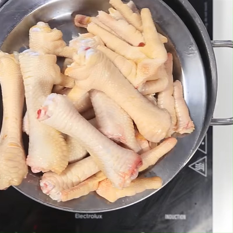 Bước 1 Sơ chế chân gà Chân gà xào cay