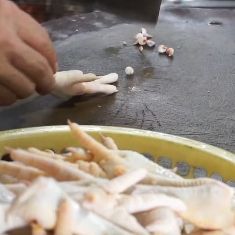 Bước 1 Sơ chế chân gà Chân gà luộc gừng