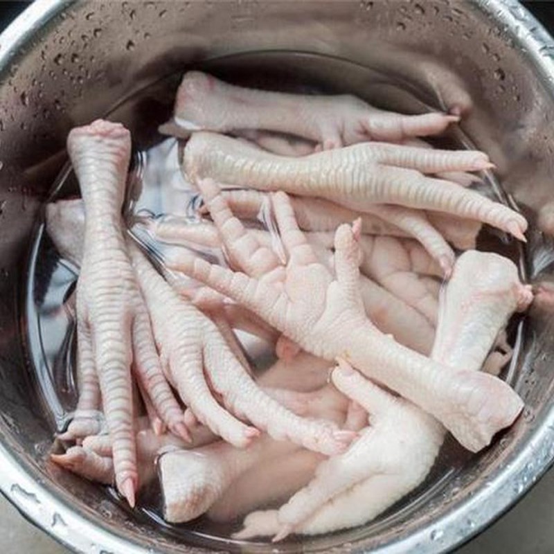 Bước 1 Sơ chế chân gà Chân gà rút xương sốt cay