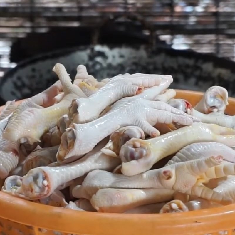 Bước 1 Sơ chế chân gà Chân gà luộc gừng