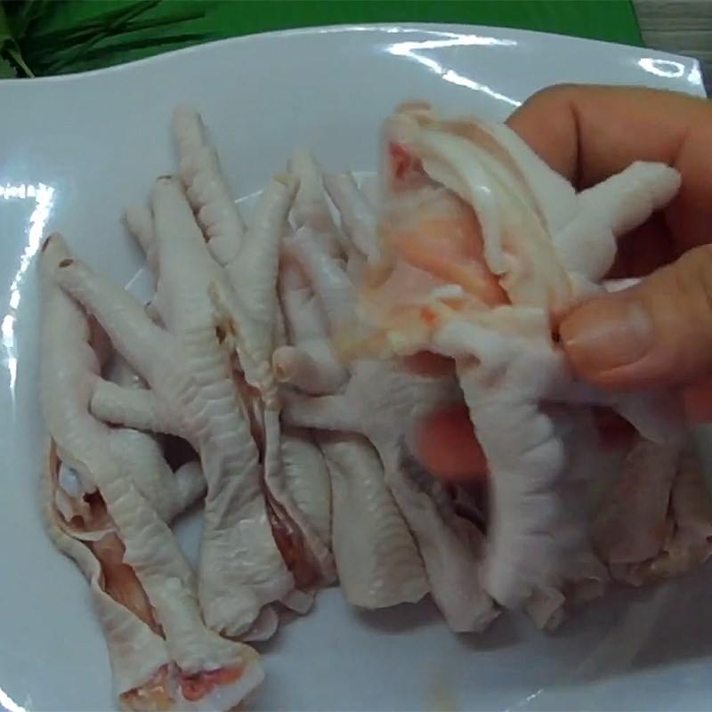 Bước 1 Sơ chế chân gà Chân gà hầm đu đủ