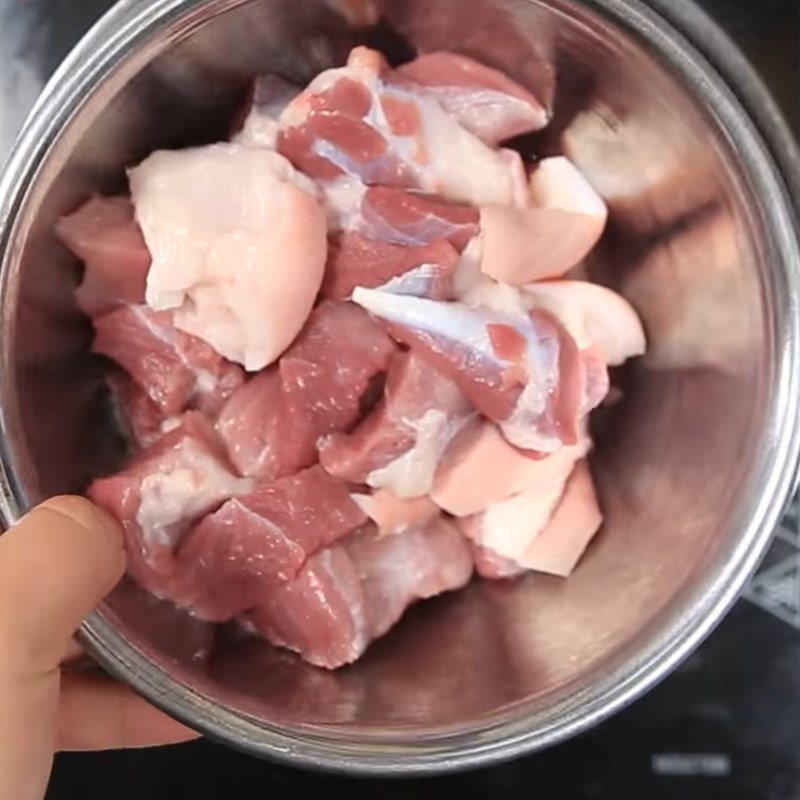 Bước 1 Sơ chế các nguyên liệu Chân giò hầm ngải cứu