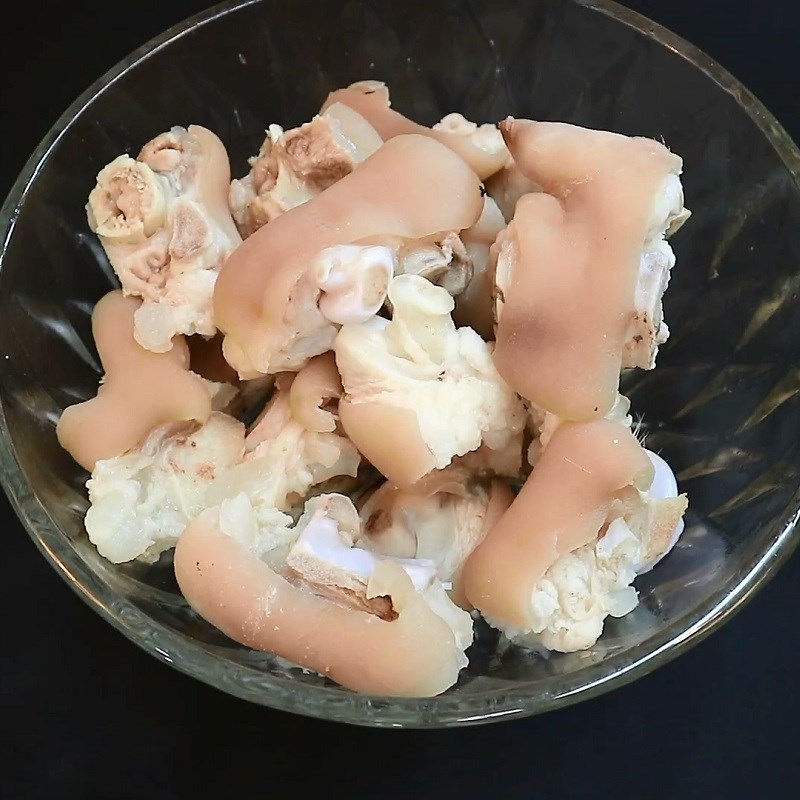 Bước 1 Sơ chế và trụng móng giò Móng giò kho sả ớt