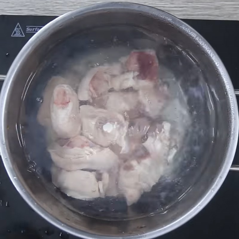 Bước 1 Sơ chế chân giò Chân giò hầm đu đủ