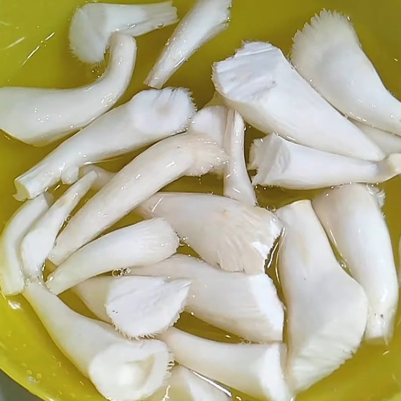 Bước 2 Sơ chế chân nấm Chà bông chay từ nấm bào ngư