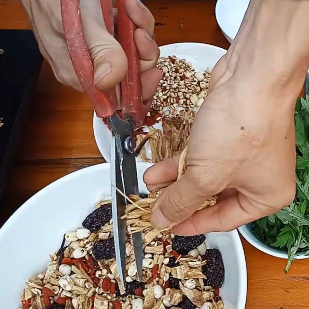 Bước 1 Sơ chế chim bồ câu và các loại thuốc bắc Chim bồ câu hầm thuốc bắc