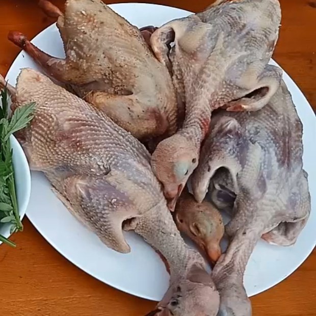 Bước 1 Sơ chế chim bồ câu và các loại thuốc bắc Chim bồ câu hầm thuốc bắc