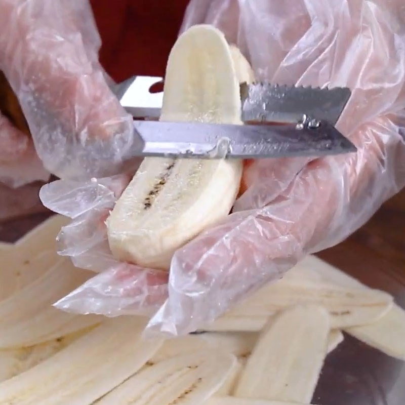 Bước 1 Sơ chế chuối Snack chuối chiên mè