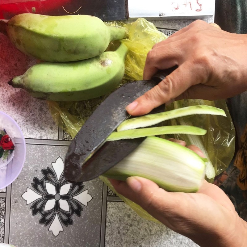 Bước 1 Sơ chế chuối Chuối xanh ngào đường