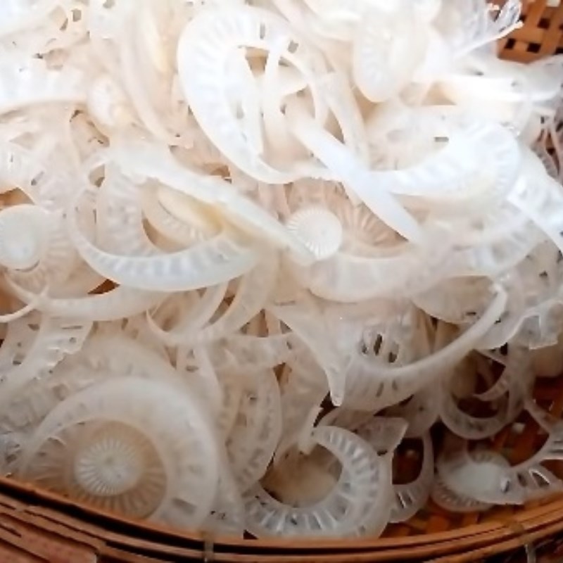 Bước 1 Sơ chế chuối cây Gỏi chuối cây