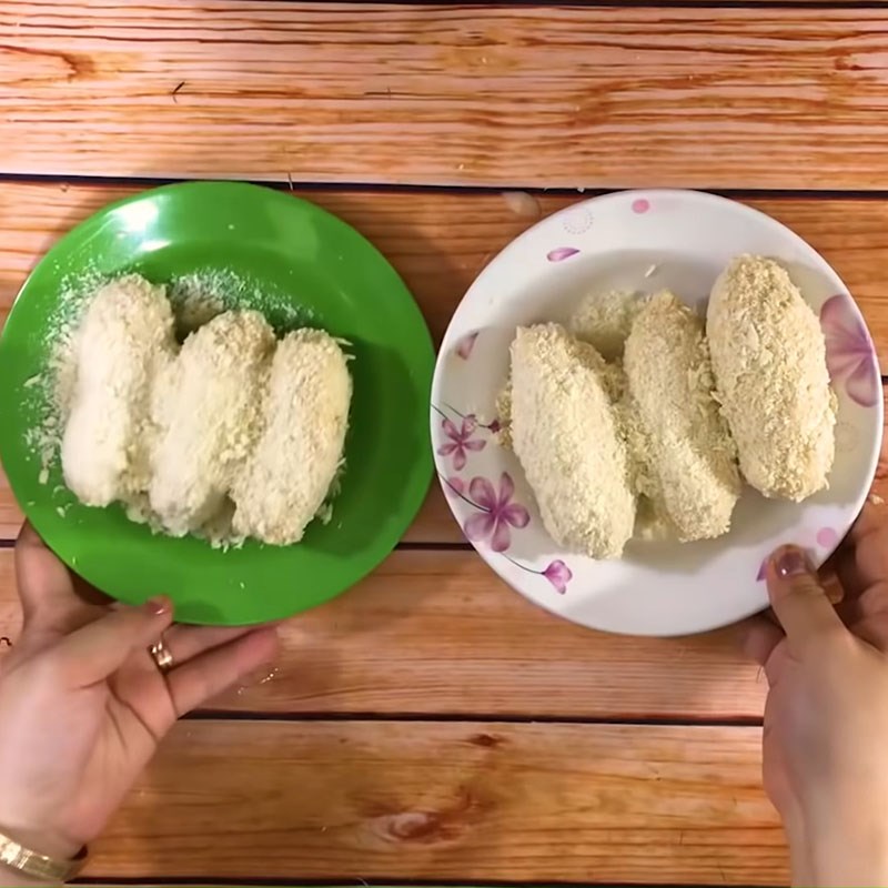 Bước 2 Sơ chế chuối và lăn bột Chuối chiên xù