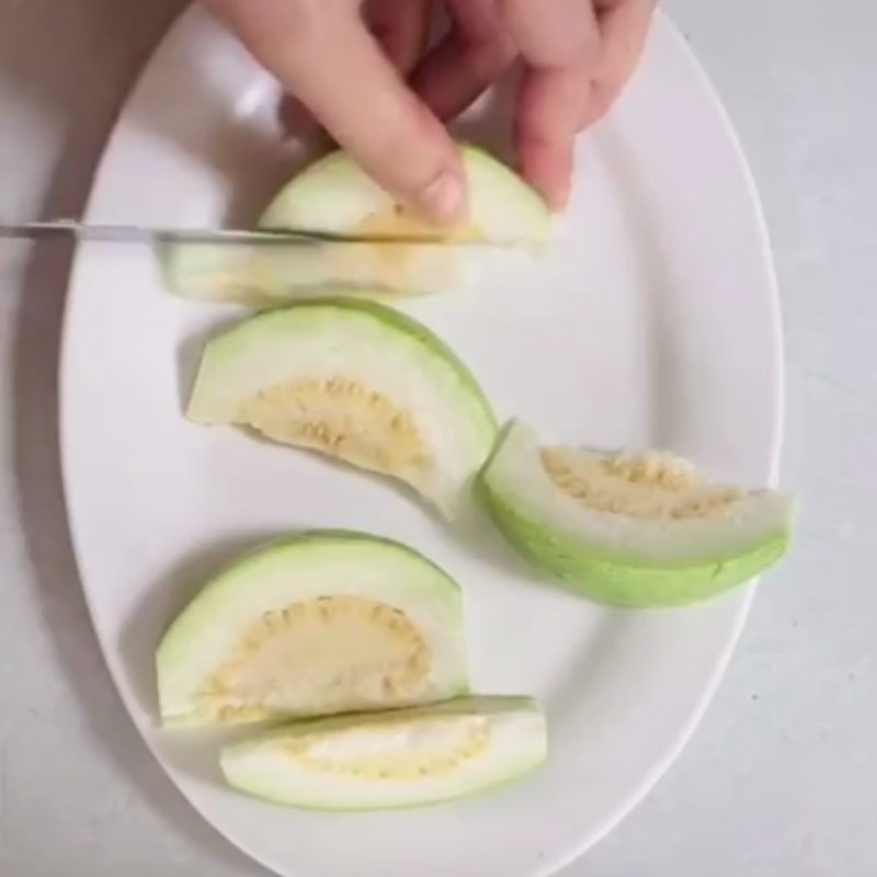 Bước 1 Sơ chế cóc và ổi Nước ép cóc ổi