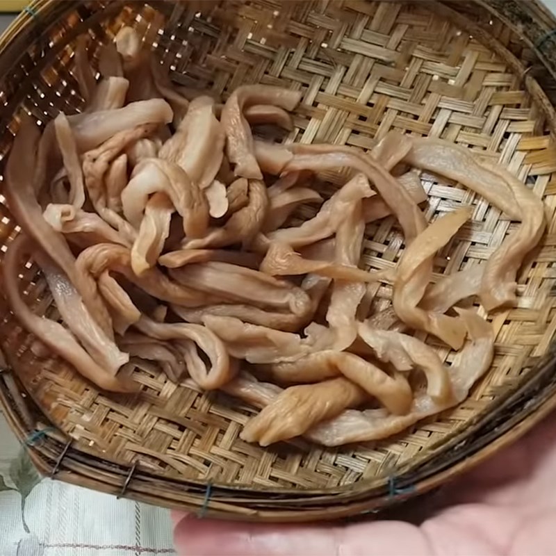 Bước 1 Sơ chế củ cải muối và các nguyên liệu khác Thịt kho củ cải muối