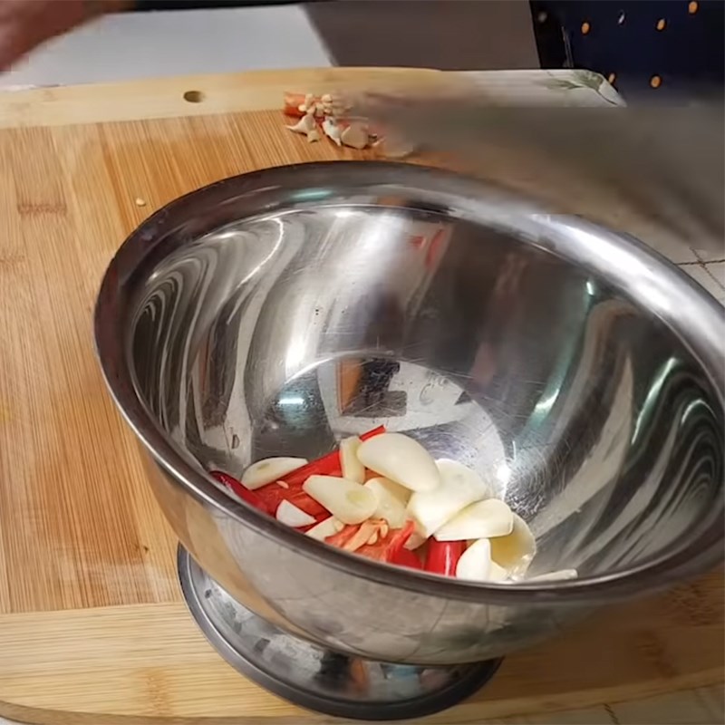 Bước 1 Sơ chế củ cải muối và các nguyên liệu khác Thịt kho củ cải muối