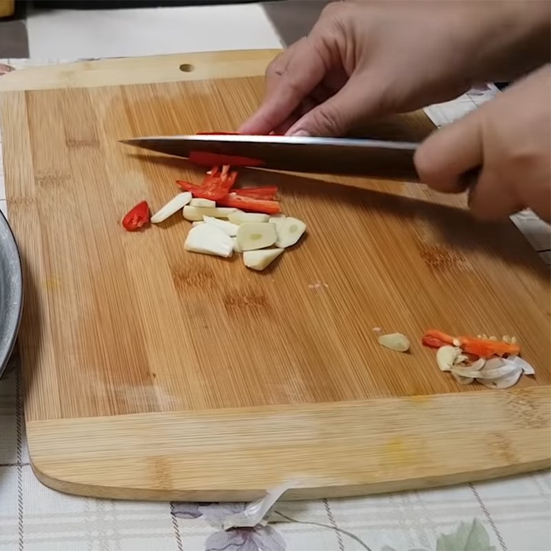 Bước 1 Sơ chế củ cải muối và các nguyên liệu khác Thịt kho củ cải muối