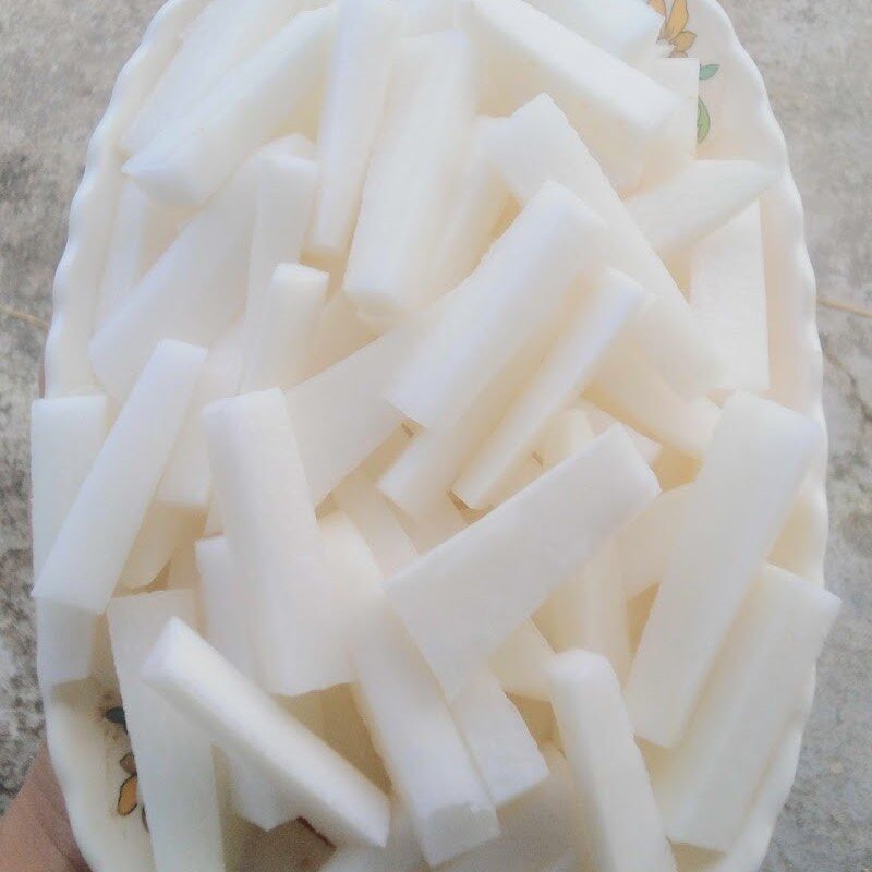 Bước 1 Sơ chế củ cải trắng Củ cải ngâm nước tương