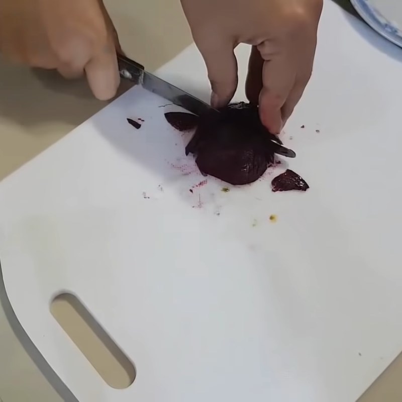 Bước 2 Sơ chế củ dền Cháo củ dền tôm tươi