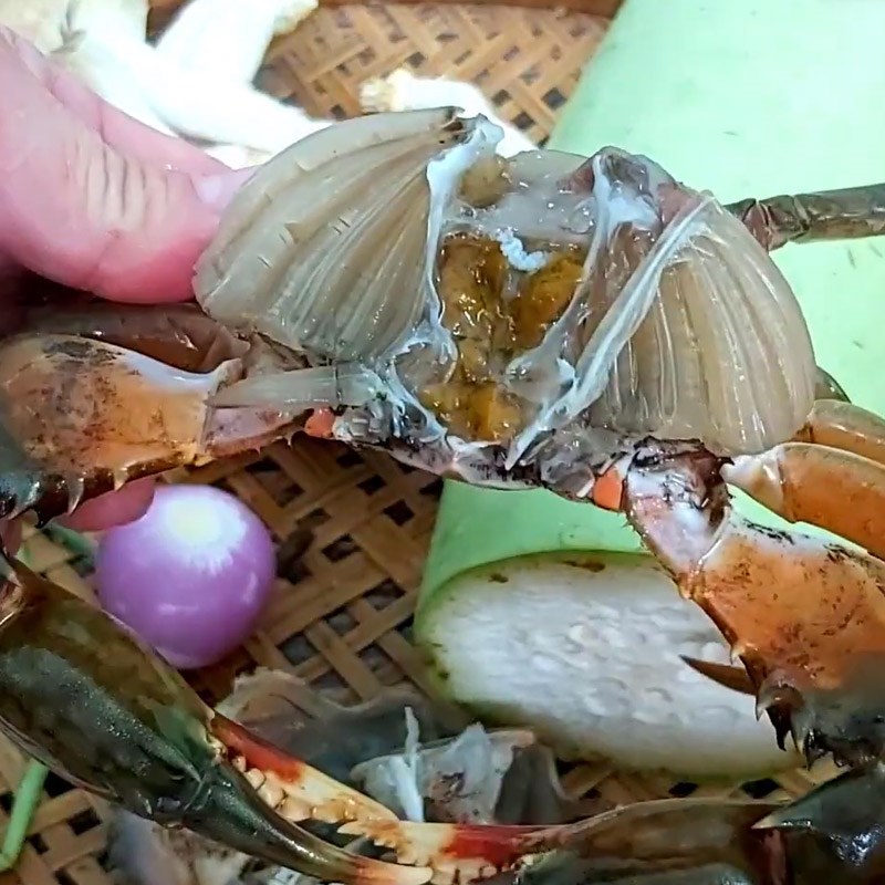 Bước 1 Sơ chế cua biển Canh cua biển nấu bầu