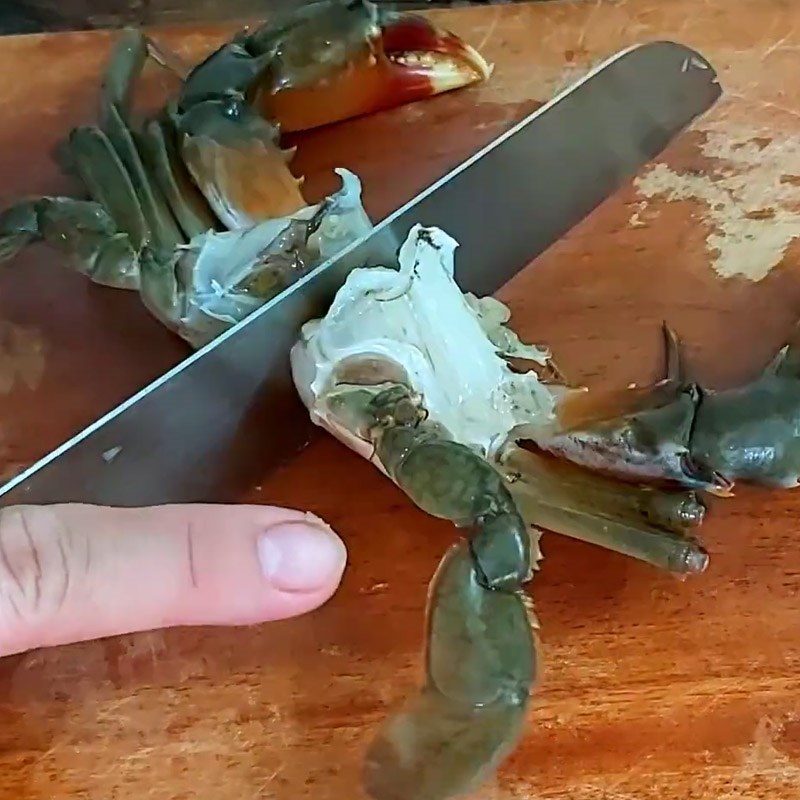 Bước 1 Sơ chế cua biển Canh cua biển nấu bầu