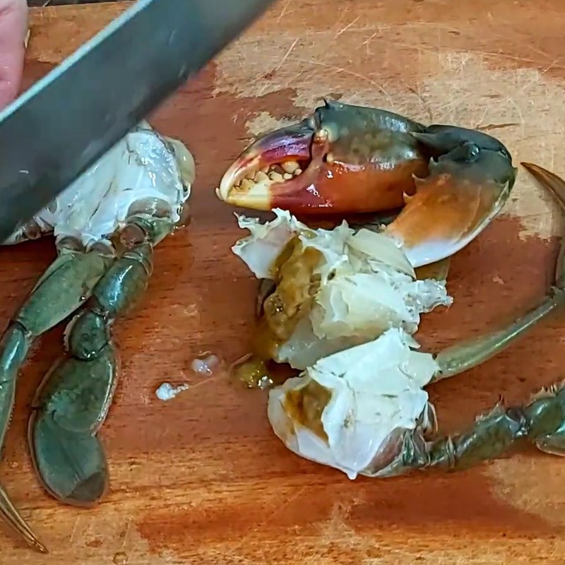 Bước 1 Sơ chế cua biển Canh cua biển nấu bầu