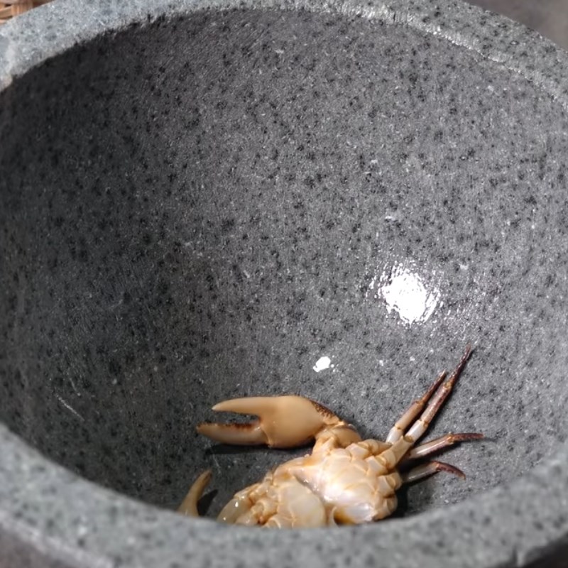 Bước 1 Sơ chế cua đồng Canh cua nấu lá me