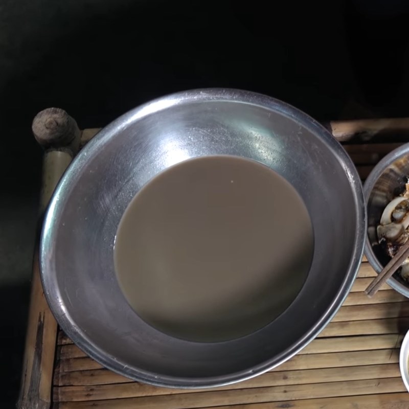 Bước 1 Sơ chế cua đồng Canh cua nấu lá me