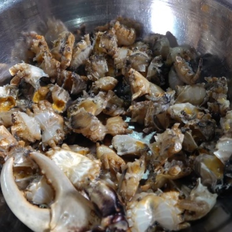 Bước 1 Sơ chế cua đồng Canh cua nấu lá me