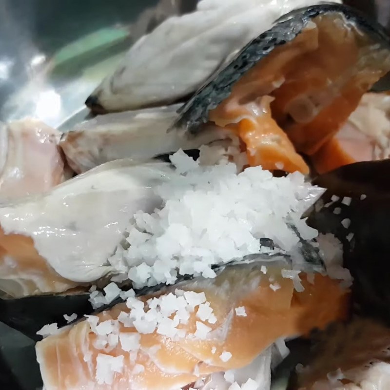 Bước 1 Sơ chế đầu cá hồi Lẩu đầu cá hồi kim chi