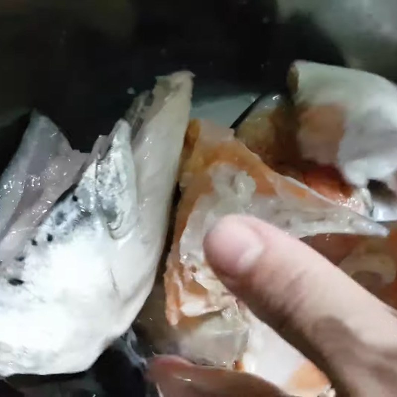 Bước 1 Sơ chế đầu cá hồi Lẩu đầu cá hồi kim chi